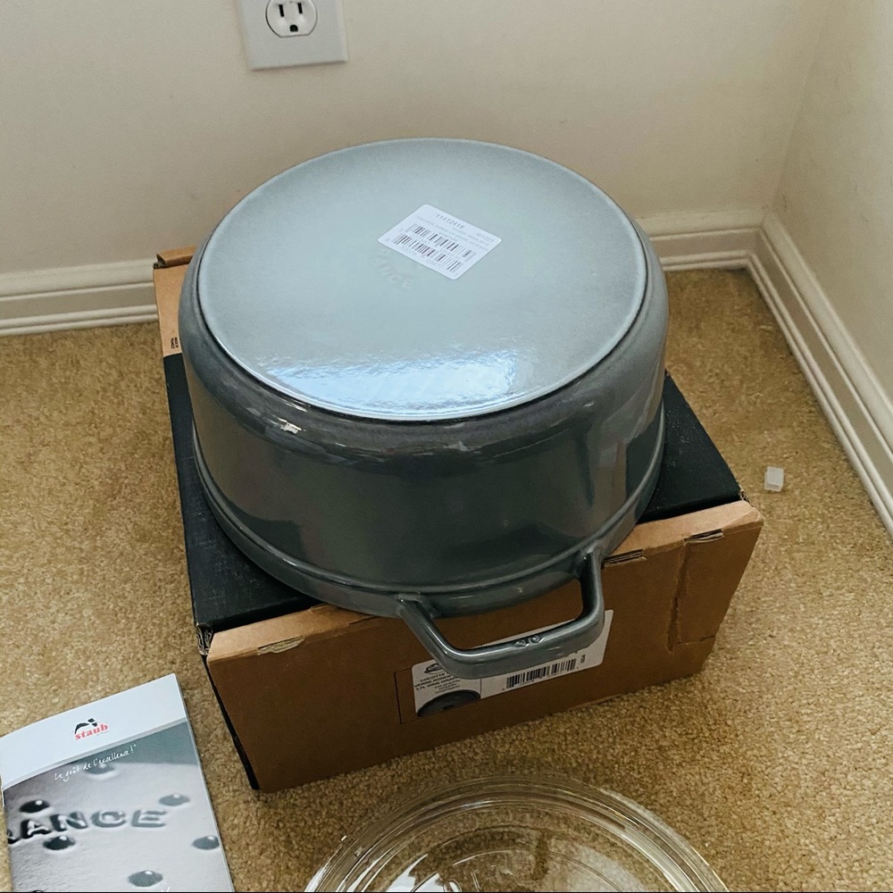 Staub New 24 4qt Grey glass lid - Picture 2 of 13